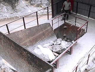 時產300噸硬石頭制沙現場