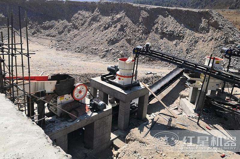 PE1215磁鐵礦鄂式破碎機(jī)現(xiàn)場