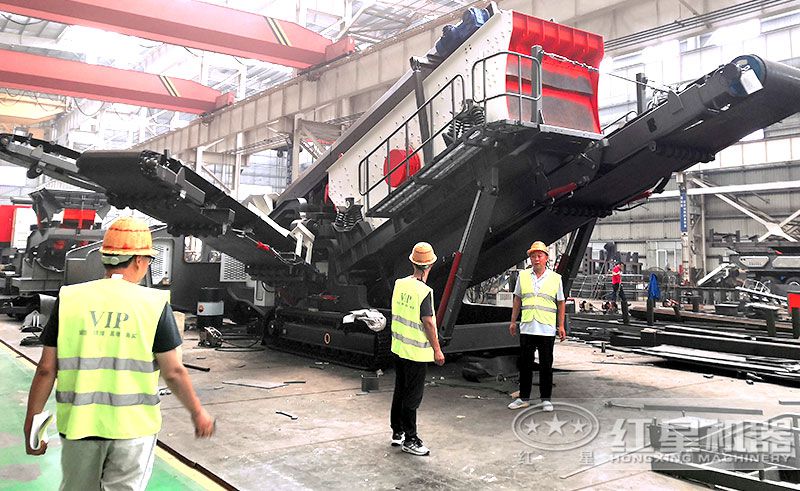 客戶來廠參觀紅星流動石料破碎機車間現(xiàn)貨