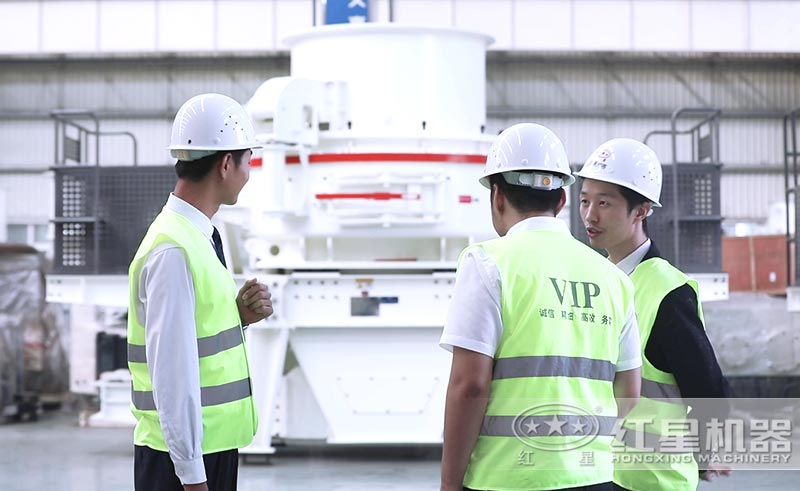 紅星工程師為客戶講解節能型制砂機設備 紅星工程師為客戶講解節能型制砂機設備
