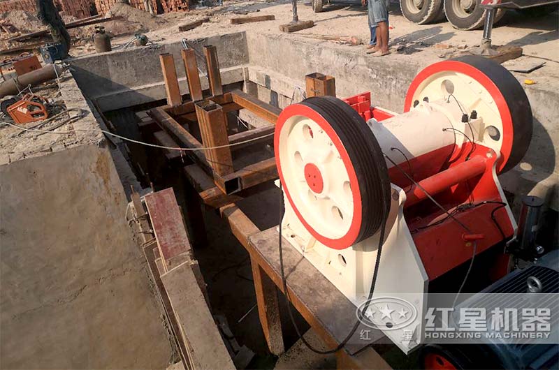 時產(chǎn)200噸白云石顎破機(jī)現(xiàn)場