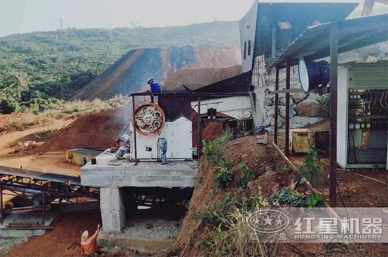 大型顎式破碎機(jī)作業(yè)現(xiàn)場實(shí)拍