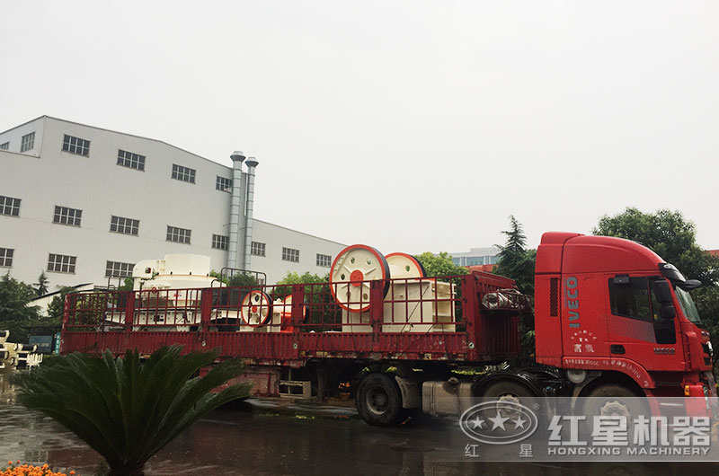 紅星750鄂破機裝車發貨現場 紅星750鄂破機裝車發貨現場