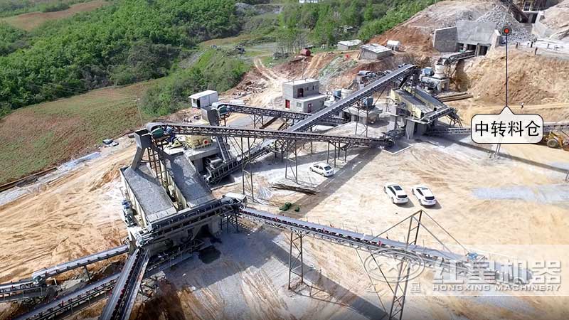 大型機(jī)制砂現(xiàn)場中轉(zhuǎn)料倉實(shí)拍 大型機(jī)制砂現(xiàn)場中轉(zhuǎn)料倉實(shí)拍
