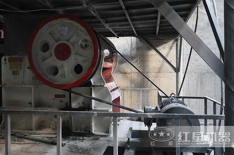 鄂式破碎機(jī)現(xiàn)場(chǎng) 鄂式破碎機(jī)現(xiàn)場(chǎng)