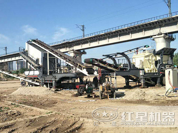 等待作業的移動式破碎機現場 等待作業的移動式破碎機現場