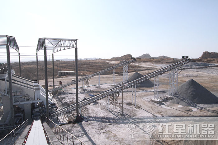 人工生產(chǎn)機制砂現(xiàn)場 人工生產(chǎn)機制砂現(xiàn)場