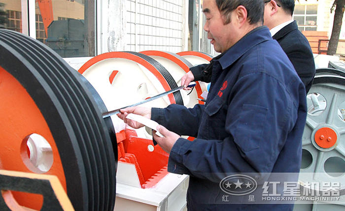 工人在仔細(xì)測(cè)量核對(duì)設(shè)備 工人在仔細(xì)測(cè)量核對(duì)設(shè)備