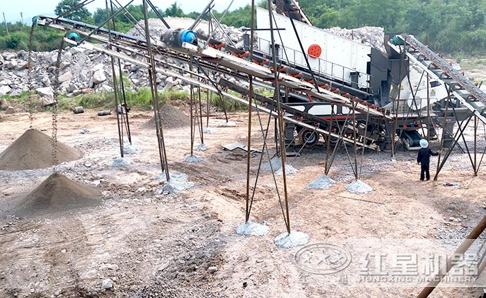 車載流動式磕石機工作現場 車載流動式磕石機工作現場