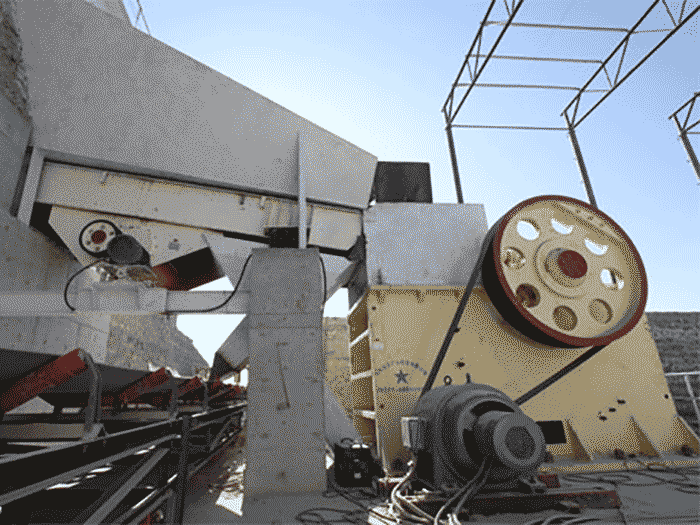 顎式破碎機(jī)生產(chǎn)線現(xiàn)場(chǎng)