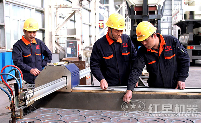 紅星工人在仔細核對