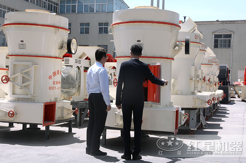 用戶來廠參觀雷蒙磨粉機 用戶來廠參觀雷蒙磨粉機