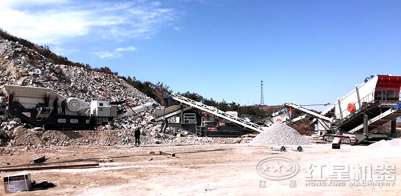 2臺履帶流動碎石機加工石料現場 2臺履帶流動碎石機加工石料現場