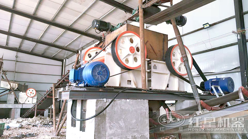 小型顎式粉碎機(jī)客戶現(xiàn)場一