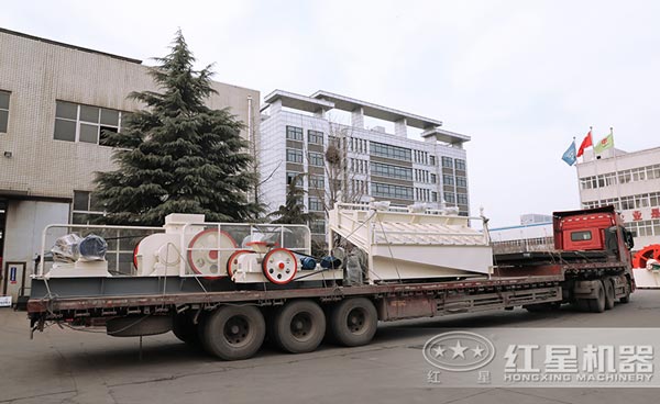 紅星對輥式破碎機發貨中