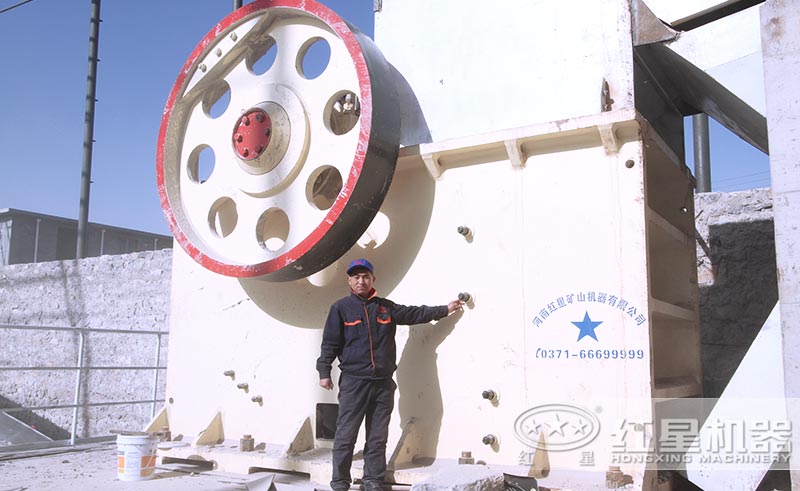 顎式破碎機安裝調(diào)試客戶現(xiàn)場 顎式破碎機安裝調(diào)試客戶現(xiàn)場