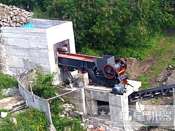 礦山機械顎式破石機現場圖
