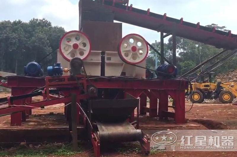 小型鄂破生產(chǎn)線現(xiàn)場(chǎng) 小型鄂破生產(chǎn)線現(xiàn)場(chǎng)