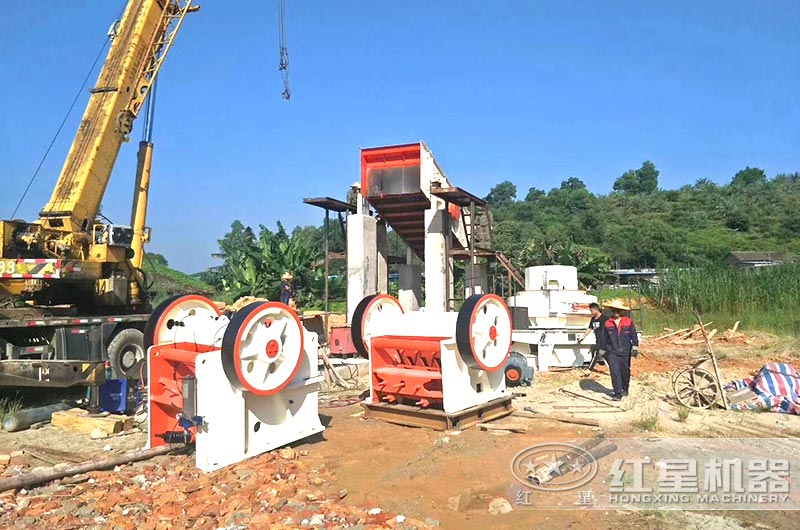 正在建設的碎石加工生產線 正在建設的碎石加工生產線