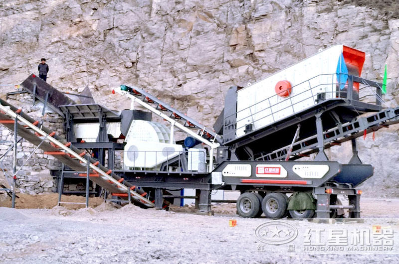 移動(dòng)礦山粉碎機(jī)現(xiàn)場