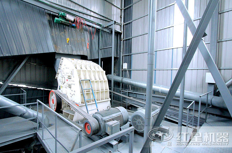 國產(chǎn)錘破碎機生產(chǎn)現(xiàn)場