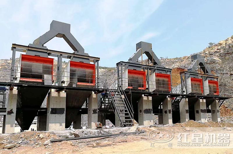 大型砂石生產(chǎn)線篩分機(jī)作業(yè)現(xiàn)場 大型砂石生產(chǎn)線篩分機(jī)作業(yè)現(xiàn)場