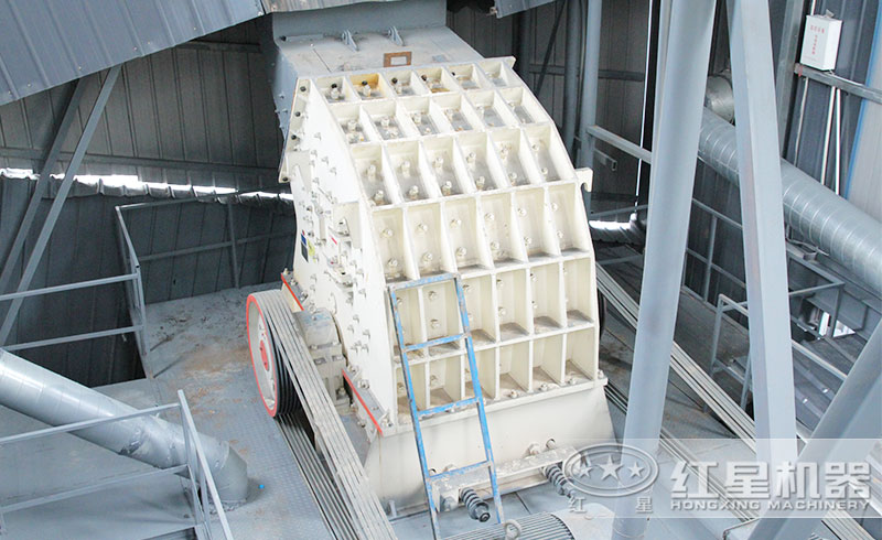 錘式破碎機現(xiàn)場 錘式破碎機現(xiàn)場