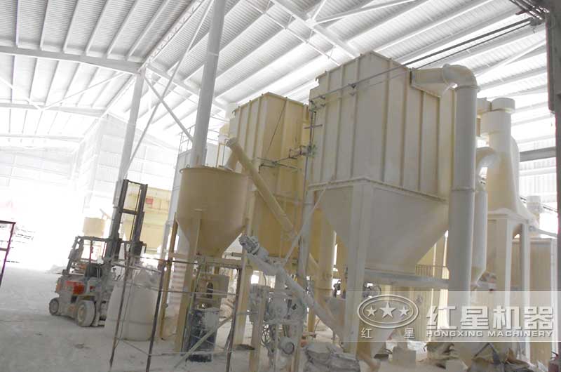 白云石磨粉作業(yè)現(xiàn)場