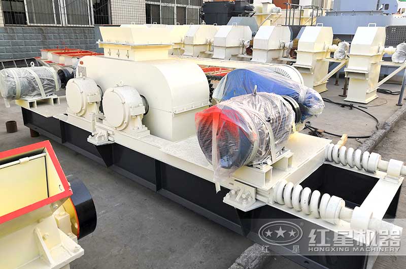 對(duì)輥破碎機(jī)實(shí)拍 對(duì)輥破碎機(jī)實(shí)拍