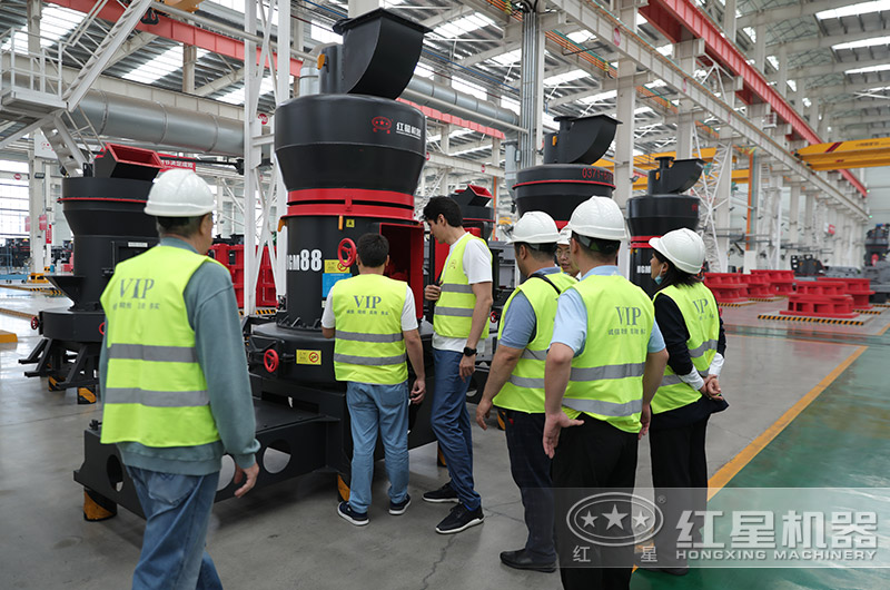 客戶(hù)來(lái)廠選購(gòu)磨粉機(jī) 客戶(hù)來(lái)廠選購(gòu)磨粉機(jī)