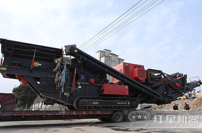 節能型移動破碎站轉場中 節能型移動破碎站轉場中