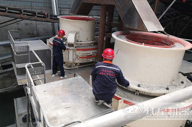 工作人員對制砂機進行運行調試前的檢查 工作人員對制砂機進行運行調試前的檢查