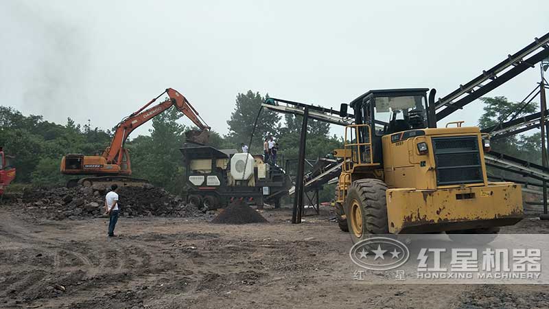 時產150噸煤矸石移動破碎站現場一