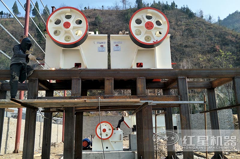 顎式破碎機加細顎破碎機安裝現場 顎式破碎機加細顎破碎機安裝現場