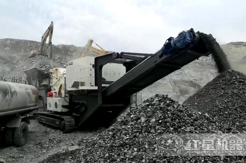 履帶移動(dòng)反擊破加工石料現(xiàn)場(chǎng)