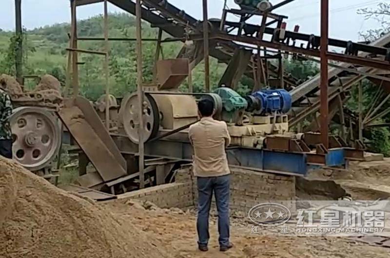 對(duì)輥機(jī)破碎河卵石現(xiàn)場(chǎng) 對(duì)輥機(jī)破碎河卵石現(xiàn)場(chǎng)