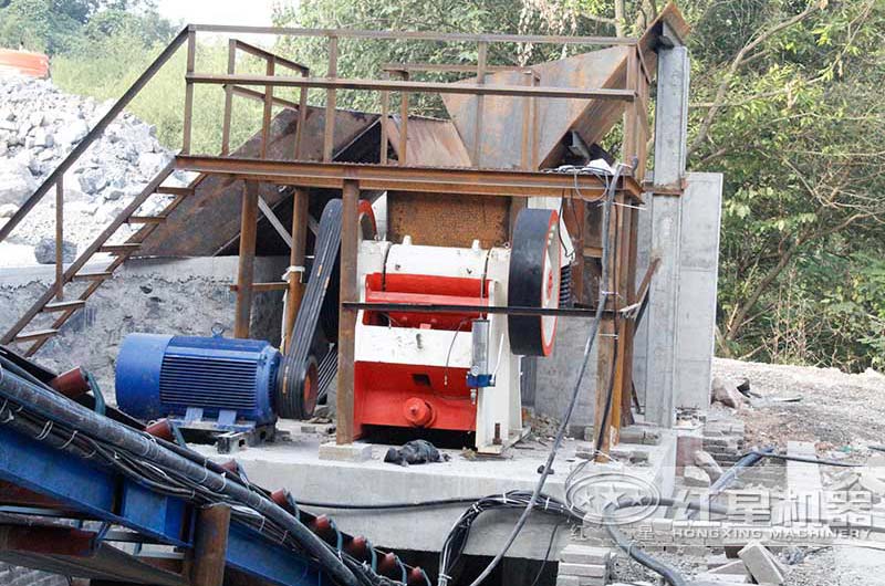 PE600x900顎式破碎機現(xiàn)場