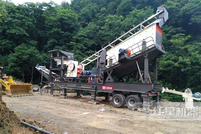 四合一小型移動(dòng)碎石機(jī)現(xiàn)場(chǎng) 四合一小型移動(dòng)碎石機(jī)現(xiàn)場(chǎng)