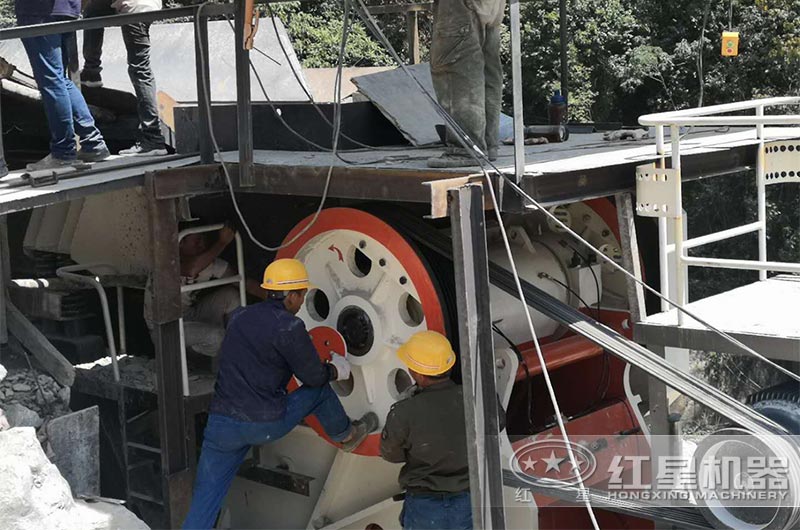 鄂式破碎機現場