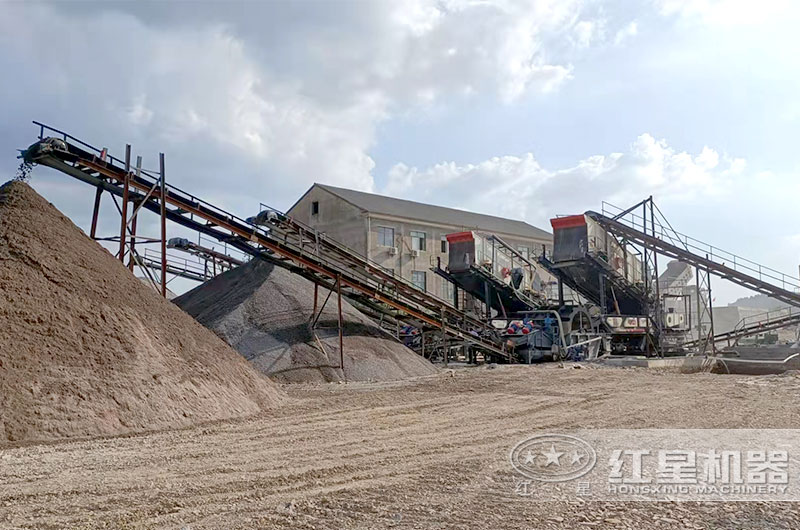 玄武巖移動(dòng)破碎機(jī)現(xiàn)場 玄武巖移動(dòng)破碎機(jī)現(xiàn)場