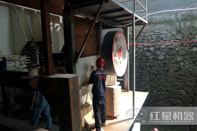 碎石機維護現場