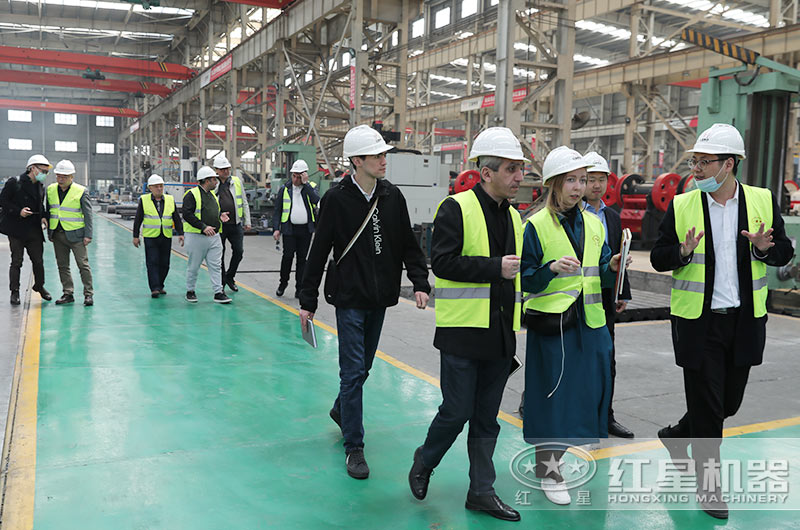 客戶來廠考察石子破碎機(jī)設(shè)備 客戶來廠考察石子破碎機(jī)設(shè)備