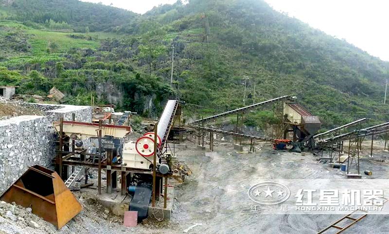 顎式破碎機和反擊式破碎機現(xiàn)場 顎式破碎機和反擊式破碎機現(xiàn)場