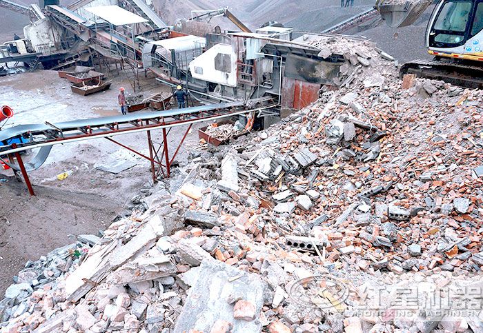 移動破碎機處理水泥塊施工現場