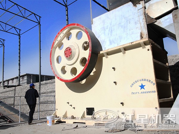 大型顎式破碎機(jī)安裝現(xiàn)場 大型顎式破碎機(jī)安裝現(xiàn)場