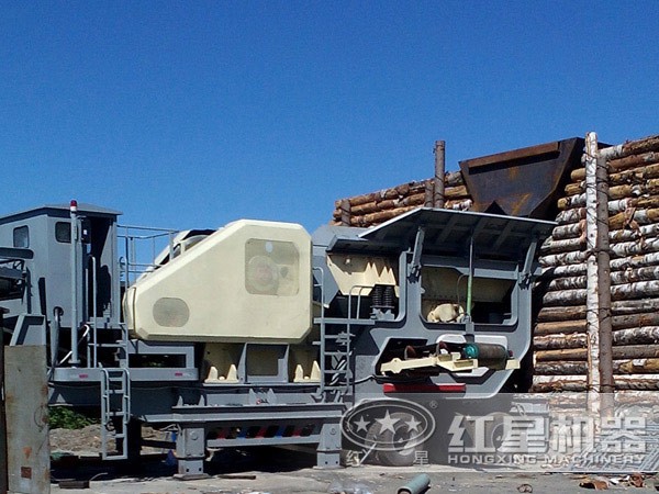 新款小型移動(dòng)式破碎機(jī)現(xiàn)場作業(yè)圖 新款小型移動(dòng)式破碎機(jī)現(xiàn)場作業(yè)圖