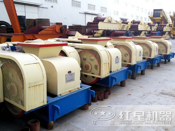 廠區(qū)內(nèi)一次排列整齊的齒輥破碎機(jī) 廠區(qū)內(nèi)一次排列整齊的齒輥破碎機(jī)