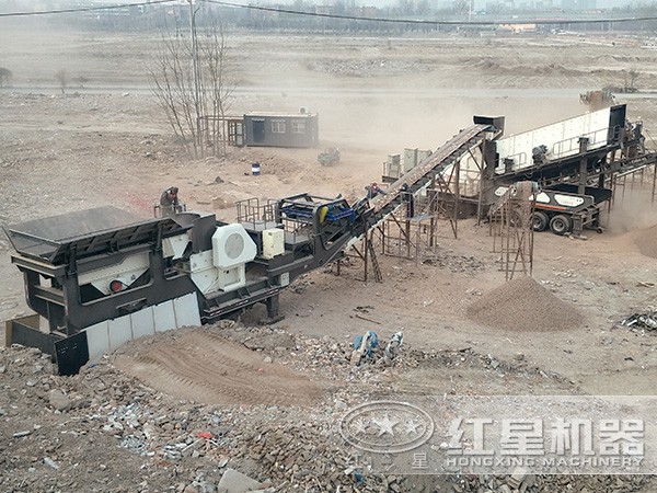 移動顎式破碎機---搭載HD80顎破--嗑石機現場圖