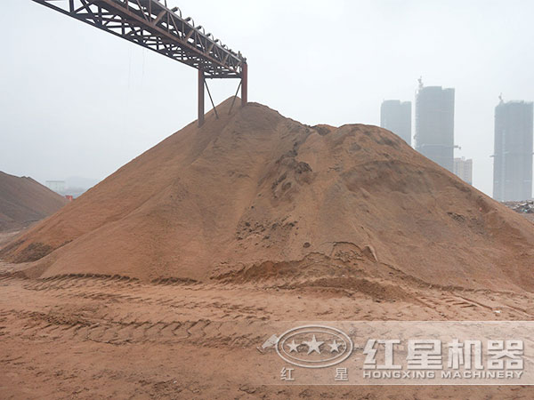 人工制砂現(xiàn)場(chǎng) 人工制砂現(xiàn)場(chǎng)