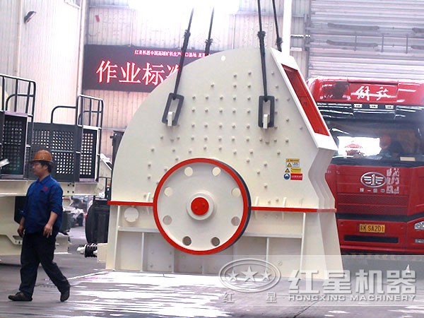 方解石PCZ型重錘碎石機(jī)廠區(qū) 方解石PCZ型重錘碎石機(jī)廠區(qū)